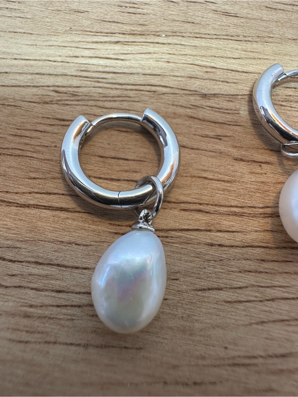 Kendra Scott silver freshwater pearl hoop earrings NWT - Picture 5 of 5